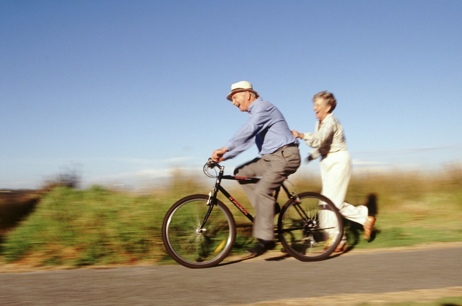ouder echtpaar op de fiets