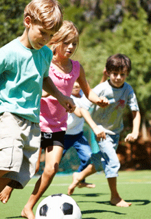 kinderen buiten voetballen