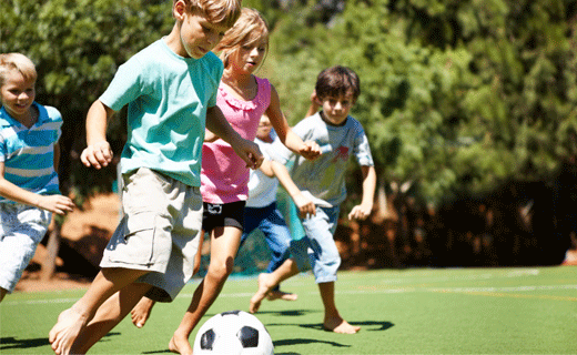 kinderen buiten aan het voetballen