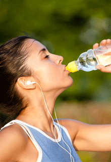 vrouw drinkt water